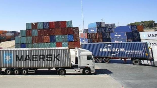 Contenedores en una zona de tránsito de mercancías en la Terminal Marítima de Zaragoza