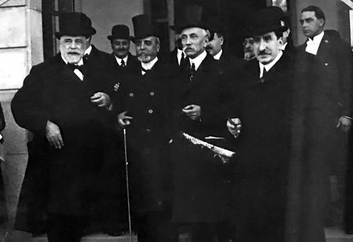 Eduardo Dato with Antonio Maura, at the door of the New Club, where a Conservative Party banquet was held