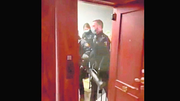 Imagen del vídeo de la actuación policial en un piso de la calle Lagasca de Madrid