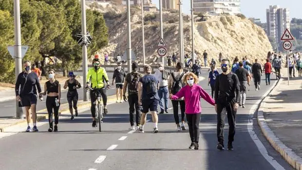 Imagen de archivo de ciudadanos paseando en Alicante