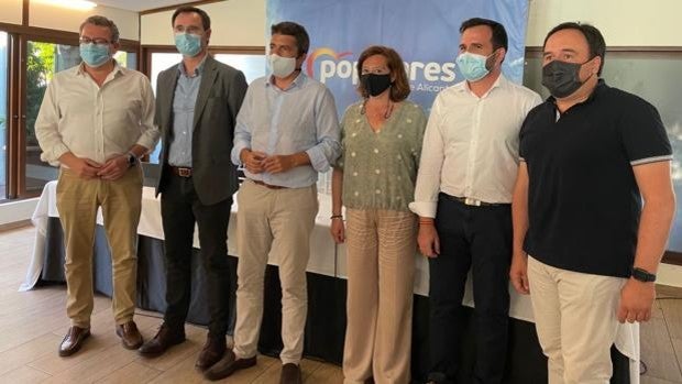 Carlos Mazón (centro), junto a las nuevas incorporaciones a la estructura provincial del PP en Alicante