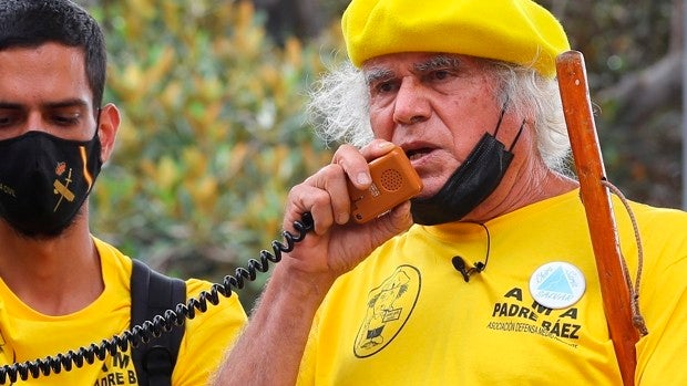 El Padre Baez durante una manifestación el pasado noviembre