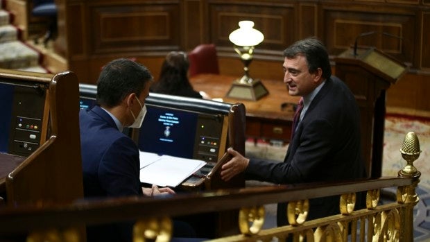 El presidente del Gobierno, Pedro Sánchez, conversa con el portavoz del PNV en el Congreso de los Diputados, Aitor Esteban