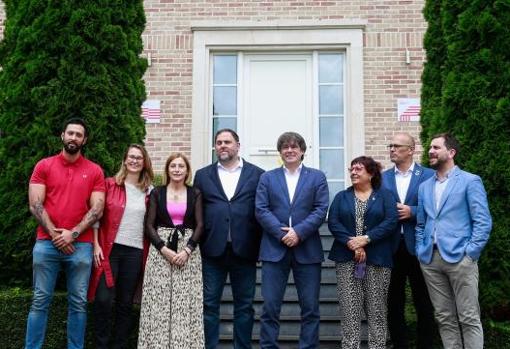 Oriol Junqueras y Carles Puigdemont junto a Carme Forcadell, Raul Romeva, Dolors Bassa, Meritxell Serret, Antoni Comin y Valtonyc