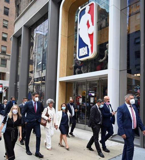 Sánchez, and his entourage, pass in front of the NBA store on Fifth Avenue
