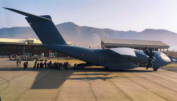 A400M del Ejército del Aire, en el aeropuerto de Kabul, durante una de las evacuaciones