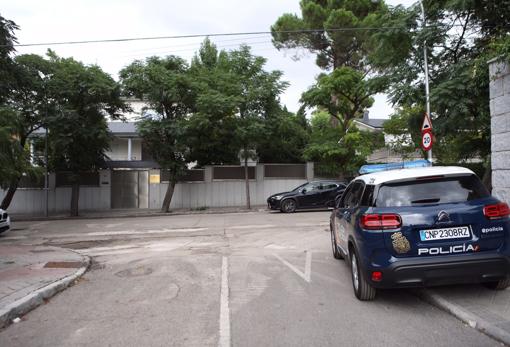 La Embajada de Afganistán, en el madrileño barrio de Mirasierra, con presencia policial las 24 horas del día //