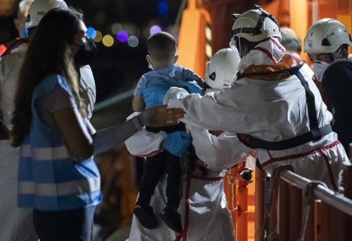 Landing of rescued migrants in waters near Gran Canaria