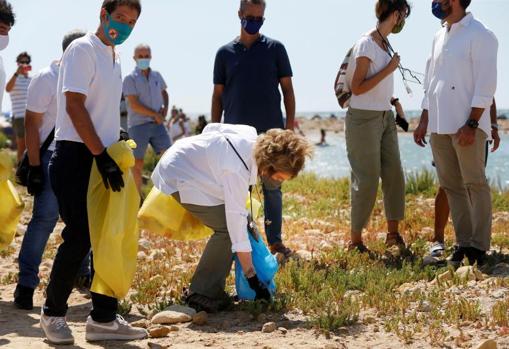 La Reina Sofía recogiendo residuos en el litoral alicantino