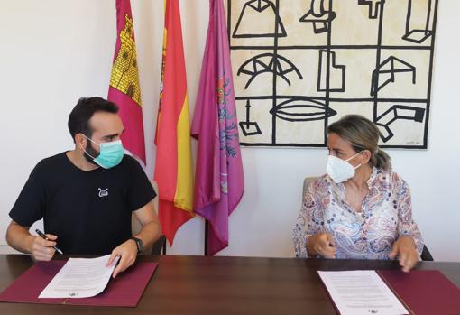 The president of Apolo, José Julián Uceta, with the mayor of Toledo, Milagros Tolón