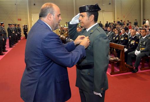 Martínez Guijarro imposes one of the decorations on a civil guard in Ciuenca