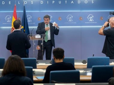 Aitor Esteban (PNV) acudió a la rueda de prensa con una enmienda a la totalidad redactada