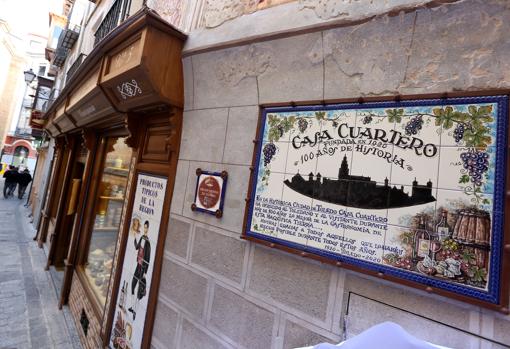 La tienda está situada en la calle Hombre de Palo, frente a la catedral de Toledo