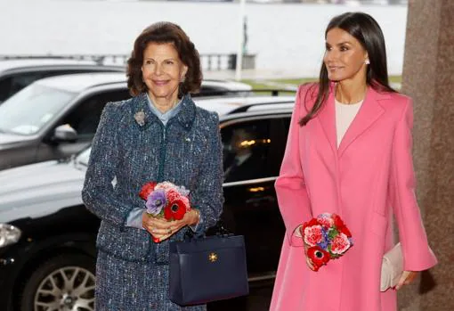 La Reina Letizia y la Reina Silvia de Suecia visitan la Biblioteca Bernadotte
