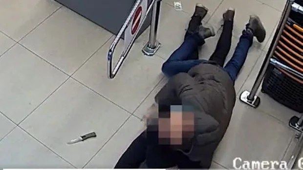 Momento en que hombre se enfrentó a ladrón y frustró robo (VIDEO)
