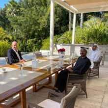 Juan Carlos I, en febrero de 2021, con Mohamed bin Zayed y Khaldoon Al Mubarak