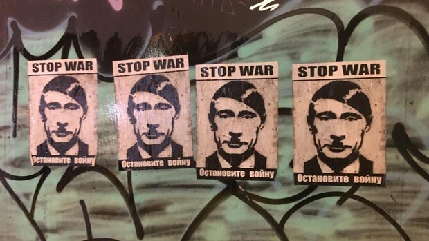 Carteles contra Putin y la guerra en una pared del centro de Madrid
