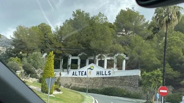 Imagen de la entrada de la urbanización de Altea Hills (Alicante)