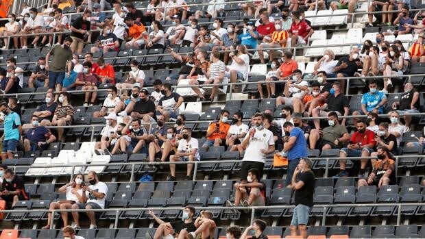 Imagen de archivo de aficionados en la grada de Mestalla (Valencia)