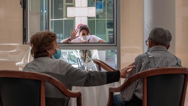 Una imagen de archivo de una mujer asomada en una ventana de una residencia de mayores en Valencia