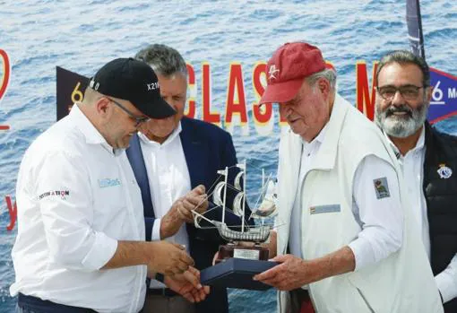 Don Juan Carlos y la tripulación del Bribón 500 recogen el Trofeo Viajes InterRías tras la regata disputada este domingo en Sangenjo