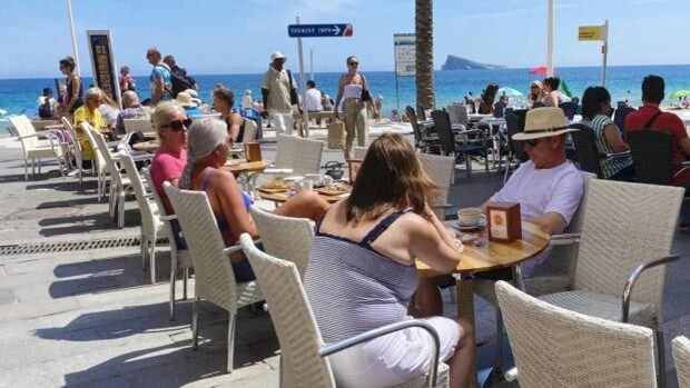 Turistas en una terraza en la Playa de Levante en Benidorm