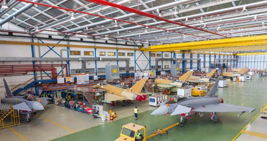 Línea de ensamblaje final del caza Eurofighter en la factoría de Airbus en Getafe