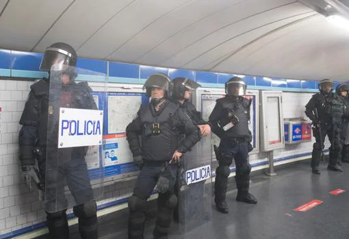 Agents of the National Police guard the Tirso de Molina Metro station