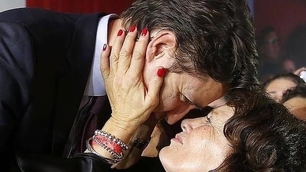 Justin Trudeau recibe el cariño de su progenitora