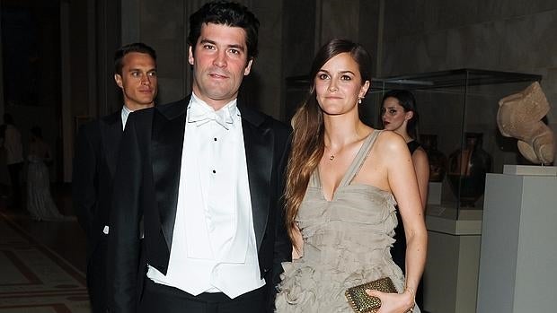 Alejandro Santo Domingo y su prometida, lady Charlotte Wellesley