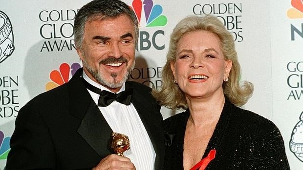 Burt Reynolds con uno de sus globos de oro