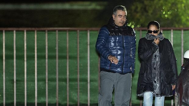 Isabel Pantoja junto a su hermano Agustín abandonando la cárcel