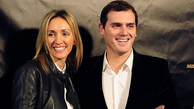 Beatriz Tajuelo y Albert Rivera a la entrada del Teatro Compac Gran Vía