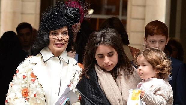 Bianca Jagger sale detrás de su nieta Assisi y su bisnieta Ezra Key