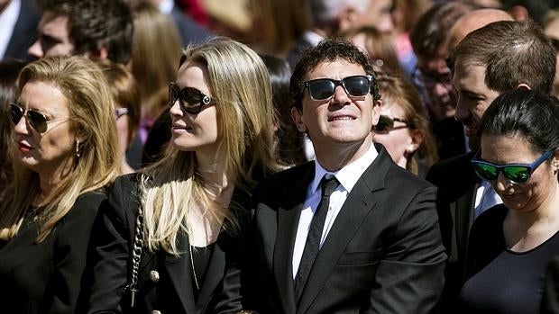 Nicole Kimpel y Antonio Banderas en el traslado del Cristo de la Buena Muerte