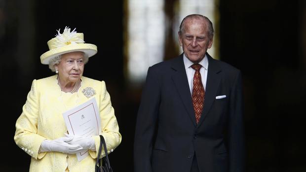 Isabel II y el Duque de Edimburgo a su salida de la catedral del San Pablo
