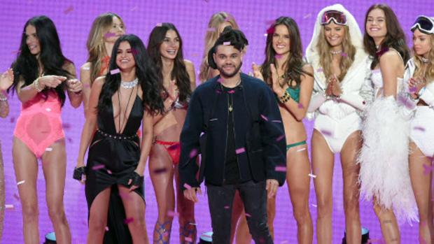 Selena Gómez y The Weeknd, durante el desfile