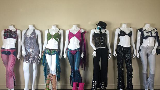La coleccionista planea ganar un millón de dólares con la venta de los trajes