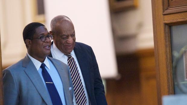 El actor Bill Cosby con su abogado, a la salida del juzgado