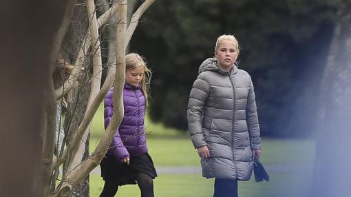 Amalia y Ariane, dos de las princesas de Holanda, durante el entierro