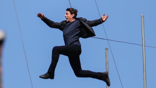 Tom Cruise dando el salto que le provocó la fractura de tobillo