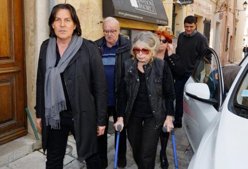 Bardot necesita muletas para caminar y tiene problemas de visión