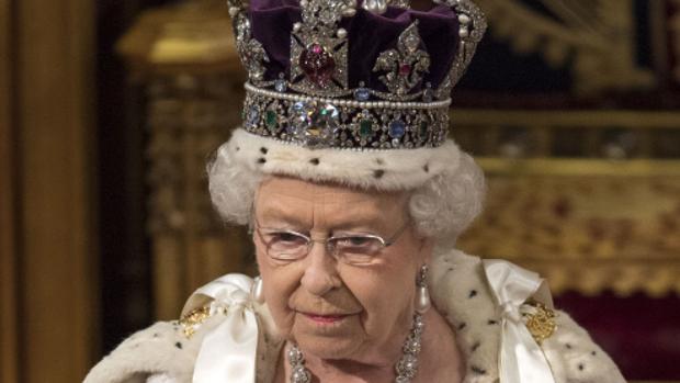 La Reina Isabel Ii Habla Sobre Las Desventajas De Lucir Una Corona