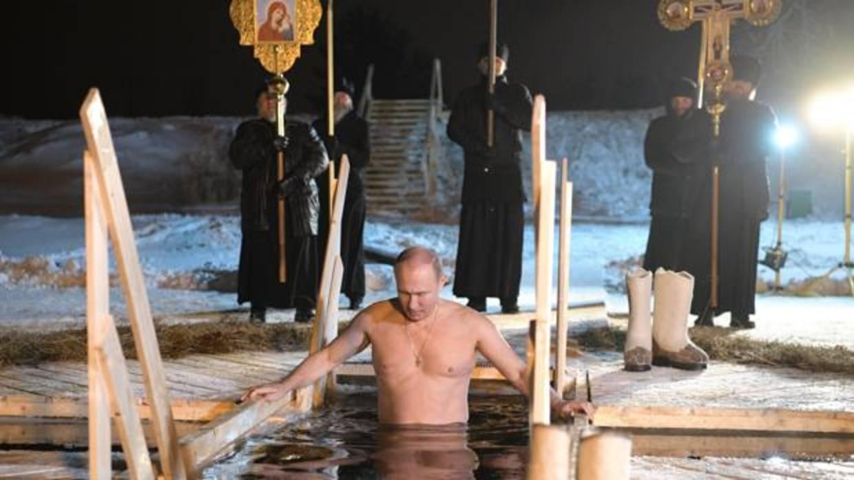 Putin da ejemplo el día de la Epifanía y se zambulle en agua helada