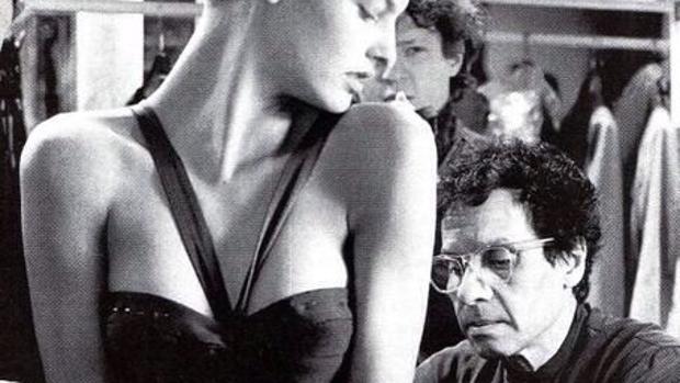 Azzedine Alaia retoca un vestido de Linda Evangelista