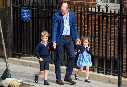 Jorge y Carlota de Cambridge visitan a su nuevo hermano