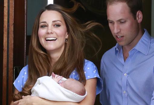 Catalina de Cambridge abandona el hospital con su hijo Jorge en brazos
