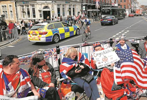 Grupo de personas que espera en las inmediaciones de Windsor