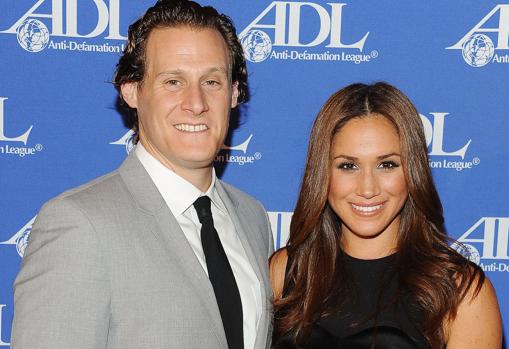Trevor Engelson y Meghan Markle