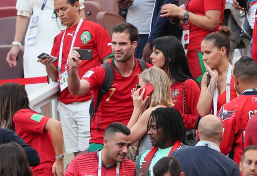 Un aficionado se hace un selfie con Georgina en el Mundial de Rusia